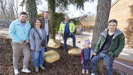 Freuen sich über goldglänzende Steine am Eingang zum Wildpark: Philipp Dörflinger, Daniela Janssen und Christoph Lettow-Vorbek v