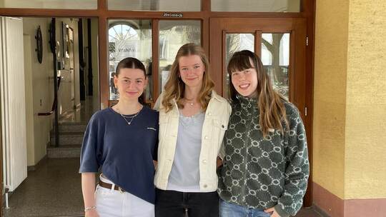 Die Schwestern Elisa und Melina Opitano und Freundin Anna Gaiser dürfen 2026 erstmals an der Landtagswahl teilnehmen. Für die 16