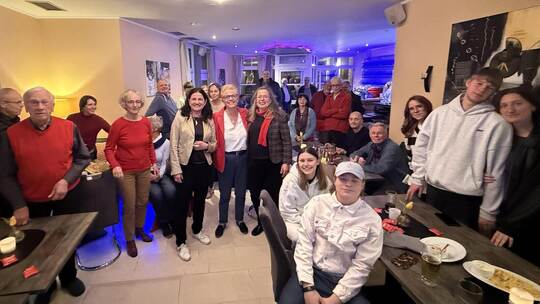 Daniela Steinrode (Mitte, helle Jacke) hat den Wahlabend im Forum Nagold verbracht. Foto: Privat