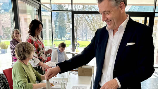 Gut Lachen hatte FDP-Kandidat Johannes Feldmann bei der Stimmabgabe. Das böse Erwachen kam mit dem Wahlergebnis. Foto: Privat