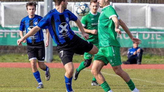 Ausgeglichen wie dieser Zweikampf zwischen Nieferns Berhat Gümüstas (rechts) und Oliver Rolle (Enzberg) endete auch das Spiel. R