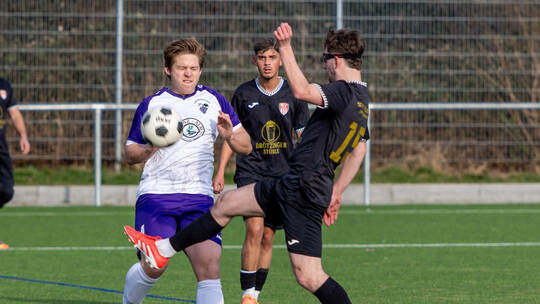 Keinen Sieger fand die Partie zwischen den Kickers Pforzheim (rechts Gianluca Cosi) und Ellmendingen, hier mit Marius Diebold be