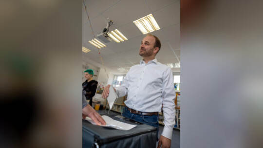 Am Ende eines langen Wahltags ist es CDU-Kandidat Andreas Renner – hier bei der Stimmabgabe –, der das Direktmandat für seine Pa Landtagswahl Kandidaten Pforzheim Wahlurne