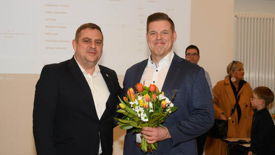 Strahlender Gewinner: Carsten Hoffmann (rechts) wird Nachfolger vom amtierenden Bürgermeister Thomas Keller (links). Am Abend wa