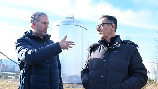 Treffen von Özdemir und Palmer in Solarthermie-Park Tübingen