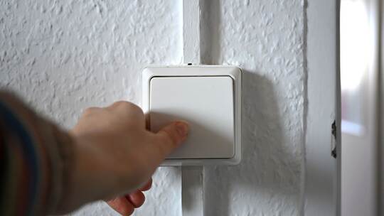 Stromkosten – Lichtschalter im Haushalt