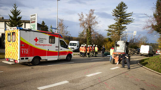Verkehsunfall Pforzheimer Straße. Fahrtrichtung Pforzheim, nach der Abzweigung nach Neubärental. Kleintransporter mit umgekippte