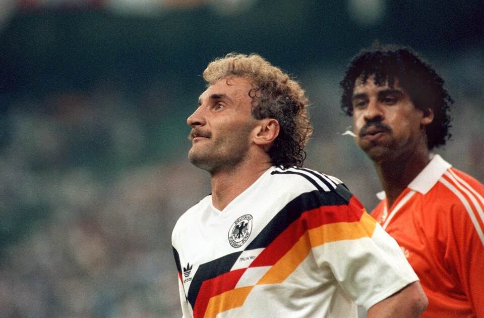 Der Niederländer Frank Rijkaard (r) bespuckt Rudi Völler Der Niederländer Frank Rijkaard (r) bespuckt Rudi Völler