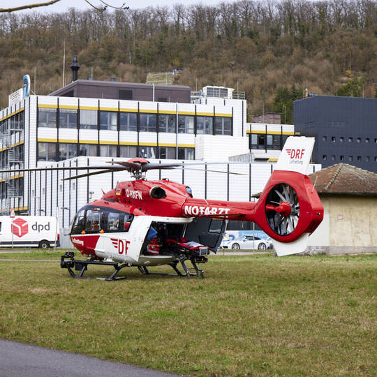 Verkehrsunfall, B10 Kreuzung PKW gegen LKW, Rettunngshubschraubereinsatz