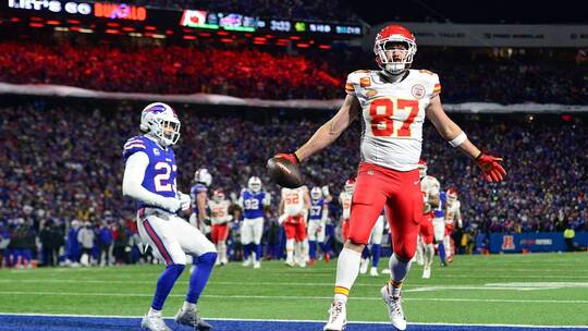 Travis Kelce (r)