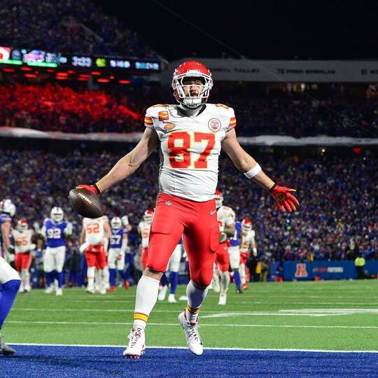 Travis Kelce (r)