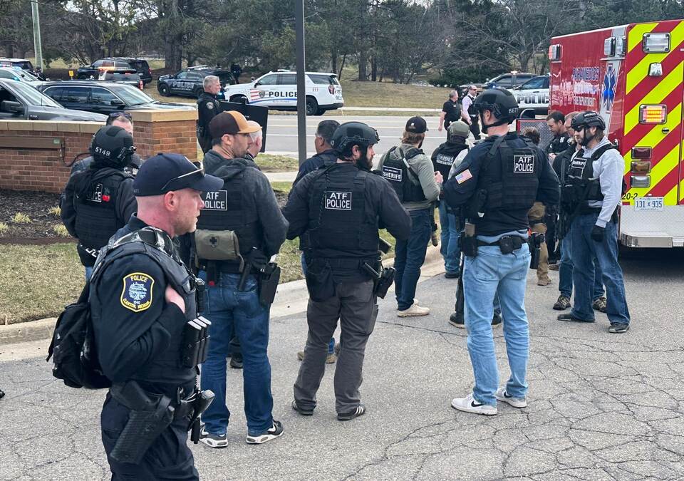Berichte: Fahrzeug fährt in Synagoge in Michigan