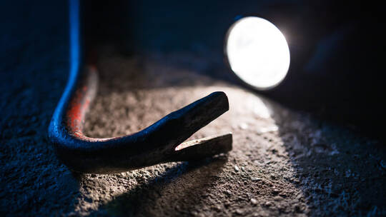 Symbolbild Einbruch, Taschenlampe mit Brechstange