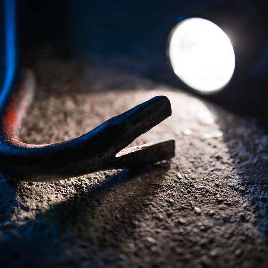 Symbolbild Einbruch, Taschenlampe mit Brechstange