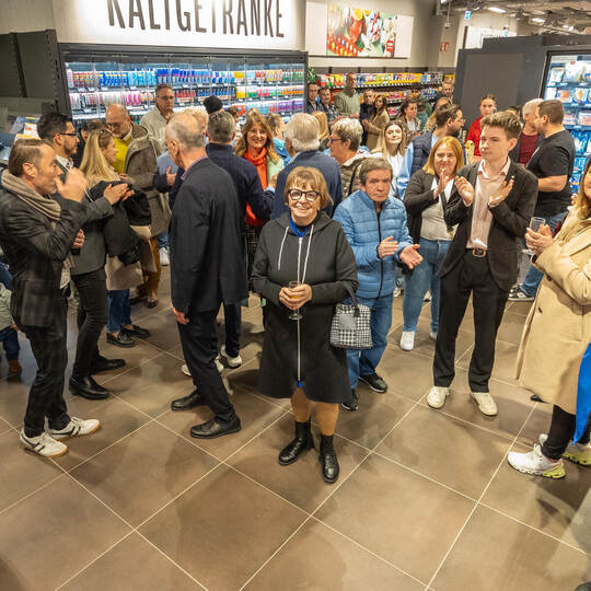 Freudiger Anlass, auch für die Stadtpolitik: Die Eröffnung des Rewe-Supermarkts am Leopoldplatz. Ein Teil der anwesenden Gemeind Opening REWE Bernhard Hoss
