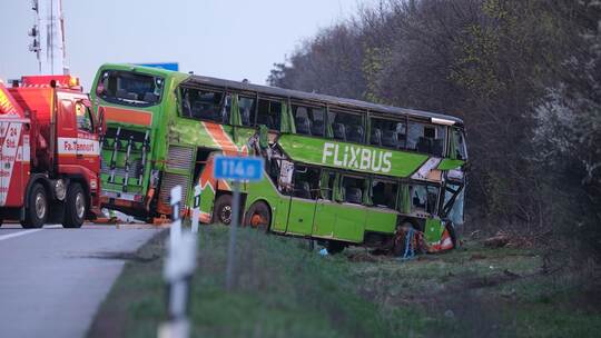 Unfall mit Reisebus auf A9 bei Leipzig Unfall mit Reisebus auf A9 bei Leipzig