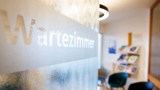 Wartezimmer in Hausarztpraxis