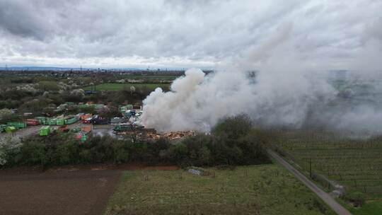 Brennender Müllhaufen sorgt für Rauchsäule am Himmel