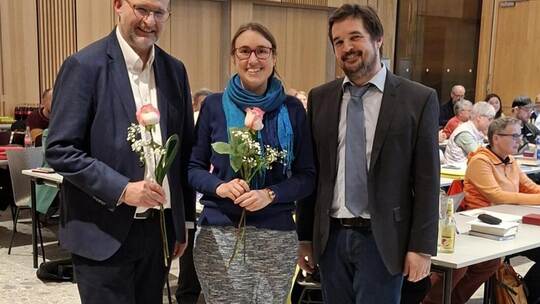 Die neu gewählten Landessynodalen Gert Hager und Olga Roth, mit Dietrich Pilz (rechts), dem Vorsitzenden der Stadtsynode. Ev. Ki