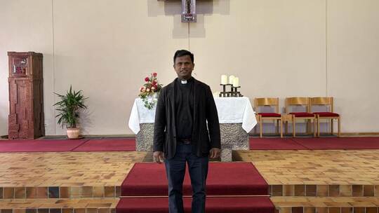 Dekan David Pankiraj in der katholischen Kirche in Heimsheim. Im Dekanat Mühlacker läuft derzeit der Prozess „Kirche der Zukunft