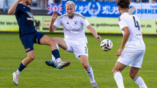 Noah Lulic (links), hier beim Hinspiel gegen Essingen, erzielte auf der Ostalb zwar das 1:0 für den CfR. Doch das reichte am End