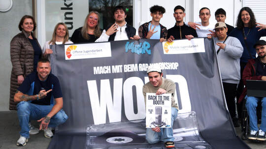 Vor dem Jugendhaus zu sehen sind (von links): Tatjana Gors, Jan-Philipp Gerse, Desirée Harbisch, Nathalie Parvan (alle vier vom