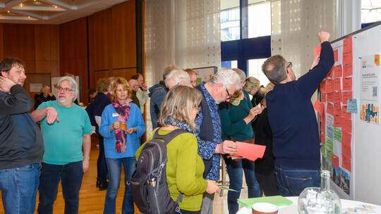 Die Ideen aus den Stadtspaziergängen kommen auf eine große Pinnwand und werden dort noch ergänzt. Aus diesen ersten Ansätzen sol