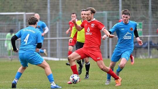 Kai Nych (Mitte) und die SG Oberes Enztal kamen beim SV Huchenfeld II (links David Benzinger, rechts Jonas Heim) nicht über ein