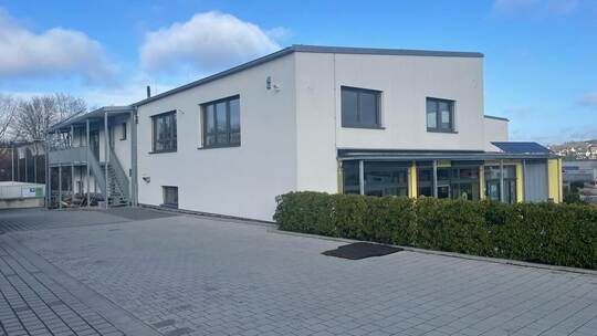 Auf dieser Fläche hinter dem Zentrum am Kreisel soll der Anbau entstehen. Foto: Keller, ZAK