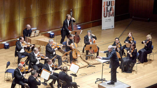 Im CCP. Südwestdeutsches Kammerorchester (SWDKO) "Über Brücken". Leitung: Douglas Bostock.