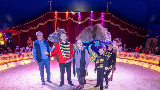 Zeigen sich von ihrer besten Seite: Otto Eberle (links) und Susanne Nikolaus (dritte von links) von der Gabriel Eberle Stiftung Eberle Stiftung Circus Bravissimo