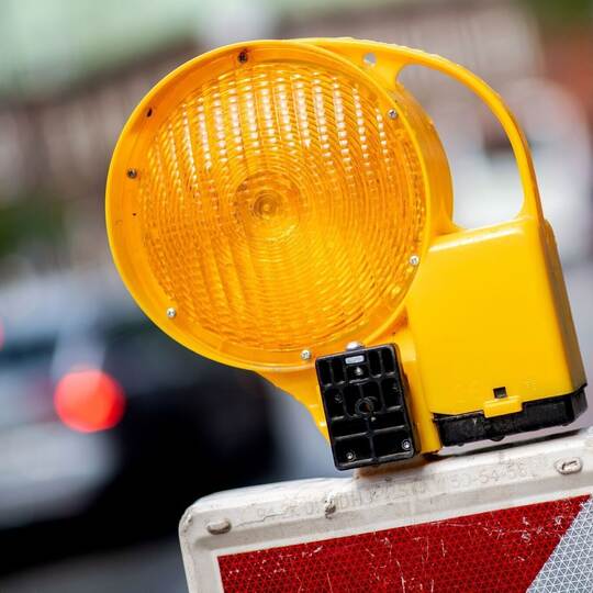 Warnleuchte an einer Baustelle