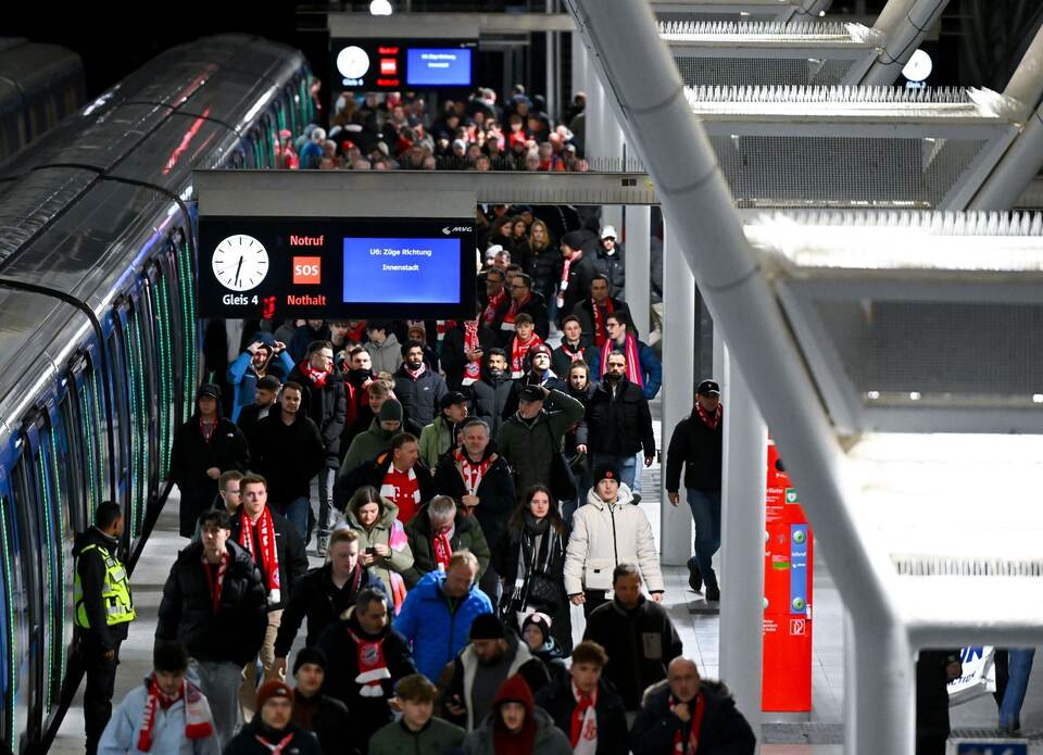 Anreisende Fußballfans