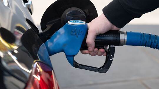 Mehrheit skeptisch bei Regel gegen steigende Spritpreise