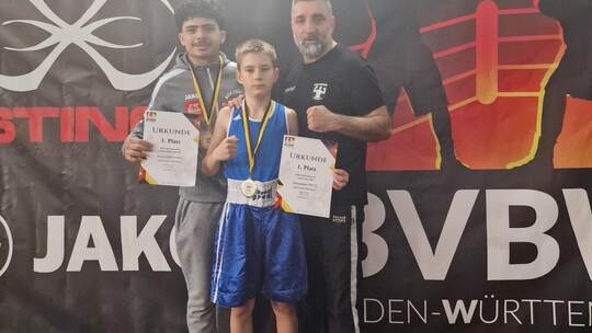Podestplätze: Asaad Mousa (von links), Alexander Fritz und Trainer Ayhan Isik. Box-Center Pforzheim