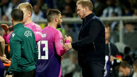 Julian Nagelsmann (r) und Deniz Undav