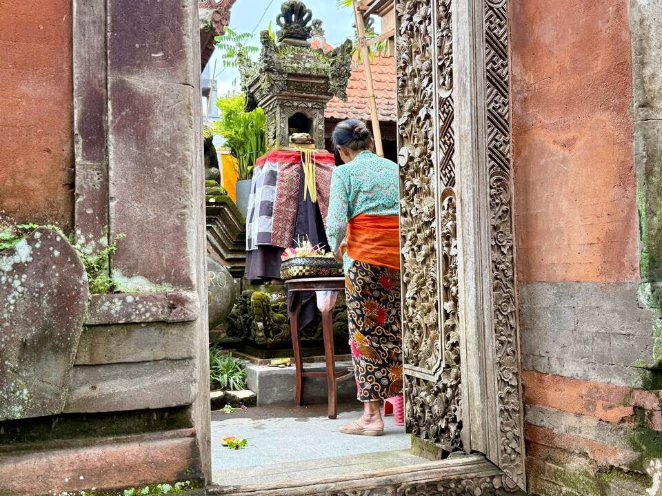 Balinesin in einem Tempel - Tag der Stille