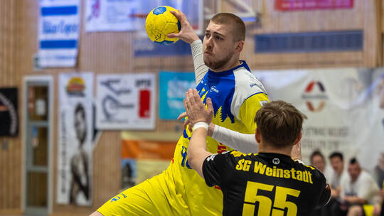 Für Yannick Müller (am Ball) geht es am Samstag mit dem HC Neuenbürg zur SG Weinstadt. Ralf Becker