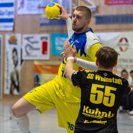 Für Yannick Müller (am Ball) geht es am Samstag mit dem HC Neuenbürg zur SG Weinstadt. Ralf Becker