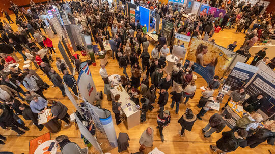 Das wird noch enger im Lauf des Tages: Die dritte Jobmesse im CongressCentrum platzt fast aus den Nähten – auf Aussteller- Seite Jobmesse 2026