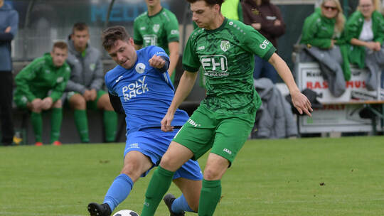 Der VfB Pfinzweiler (rechts Alessio Calabrese, im Duell mit Andre Maisch von Coschwa II) trifft am Sonntag auf den Tabellennachb