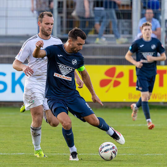 Der CfR mit Kapitän Denis Gudzevic (am Ball) braucht unbedingt einen Befreiungsschlag. Foto: Ralf Becker