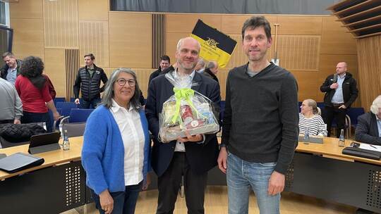 Gemeinderäte Rosario Moser (links) und Andreas Karcher (rechts) mit Bürgermeister Matthias Leyn. krivec