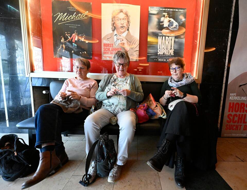 Mit Stricknadel und Wollknäuel ins Kino Mit Stricknadel und Wollknäuel ins Kino