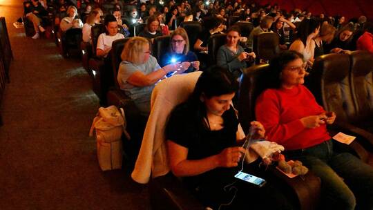 Mit Stricknadel und Wollknäuel ins Kino Mit Stricknadel und Wollknäuel ins Kino