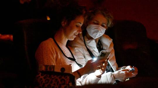 Mit Stricknadel und Wollknäuel ins Kino Mit Stricknadel und Wollknäuel ins Kino