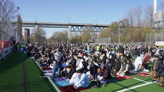Feier zum Ende des Ramadan - Polizei muss Verkehr regeln