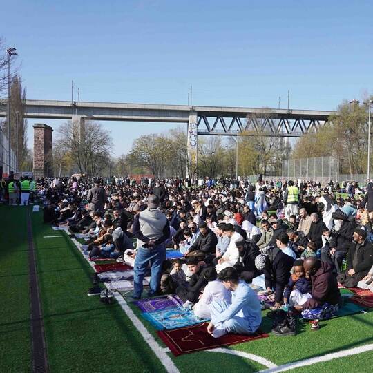 Feier zum Ende des Ramadan - Polizei muss Verkehr regeln