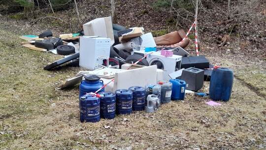 Müllberg illegal entsorgt Müllberg illegal entsorgt