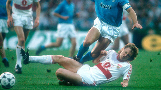 Fussball, International UEFA Cup Finale: VfB Stuttgart - SSC Neapel 3:3 17.05.1989 Diego MARADONA (oben, SSC Neapel) im